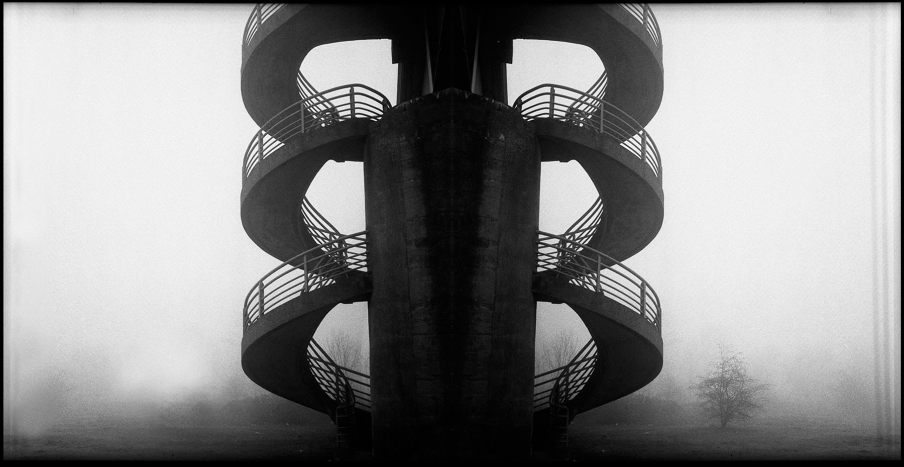 montage-ponts-brouillard-noir-et-blanc