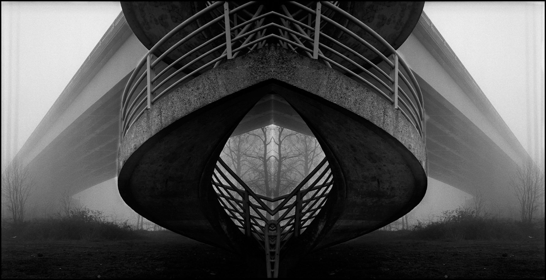 montage-escaliers-pont-brouillard-noir-et-blanc