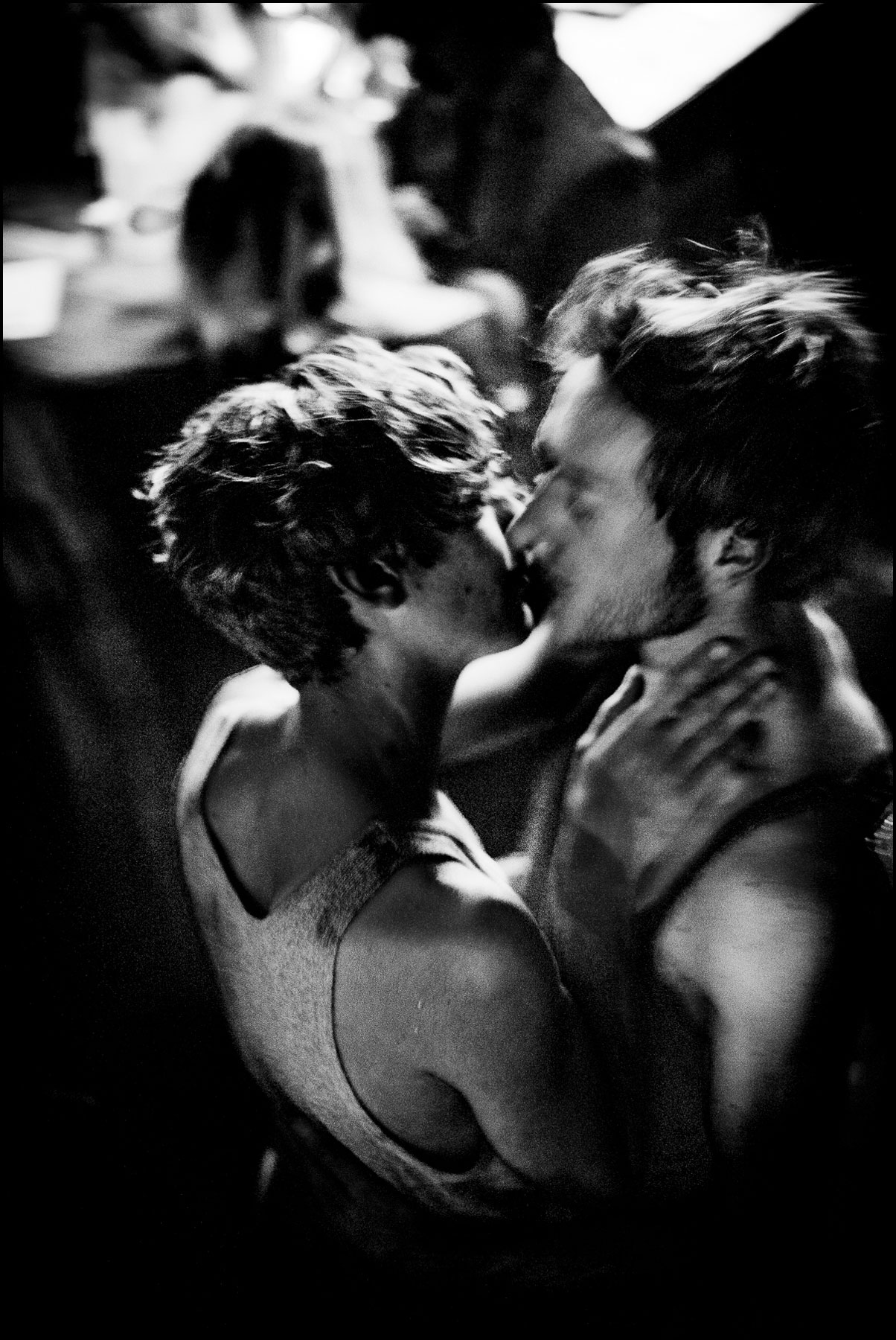 deux-hommes-baiser-floue-noir-et-blanc