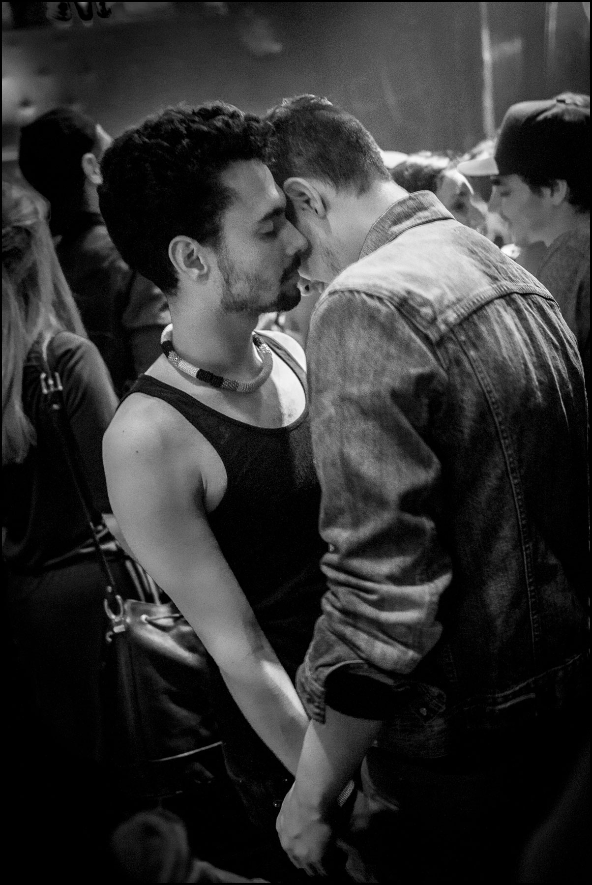 deux-hommes-s-embrassent-piste-de-danse-noir-et-blanc