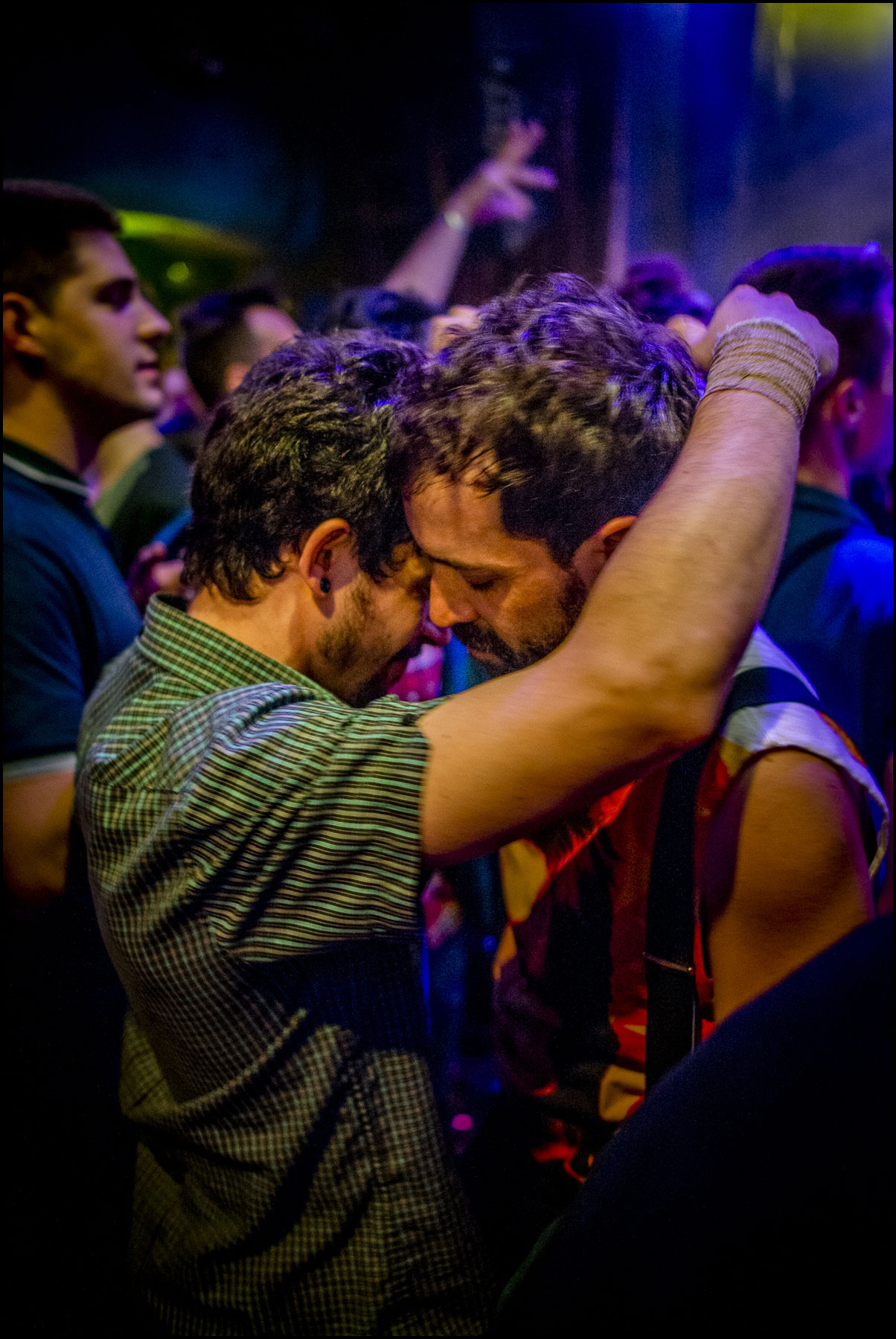 deux-hommes-bruns-s-embrassent-chemisette