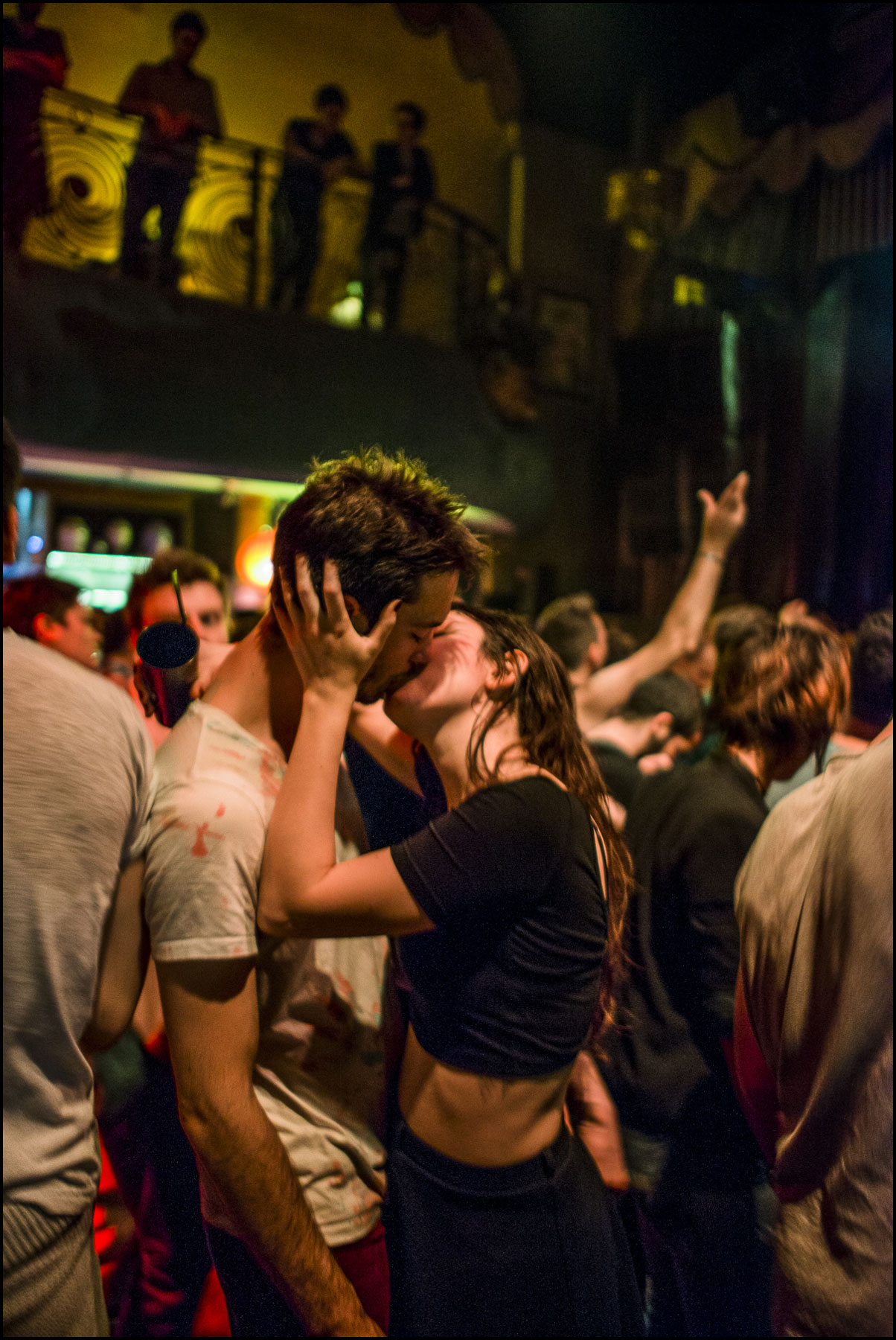 homme-et-femme-s-embrassent-piste-de-danse