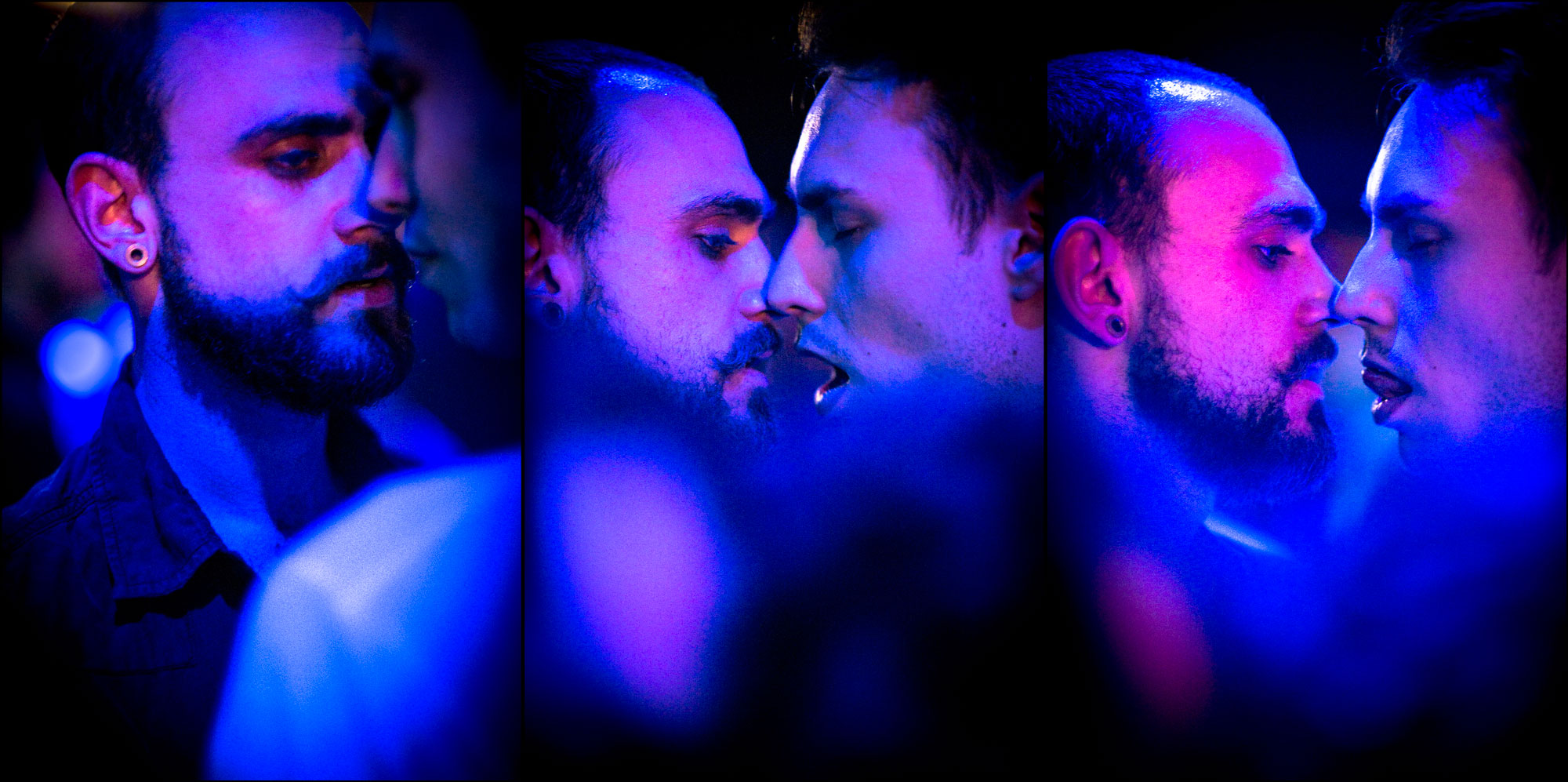 baiser-deux-hommes-barbu-plug-oreille-rose-bleu