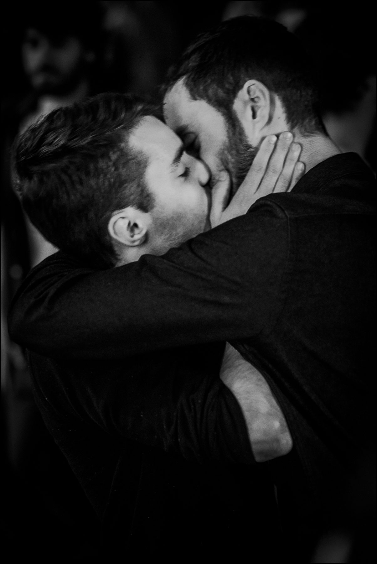 2-hommes-bruns-s-embrassent-tendresse-noir-et-blanc