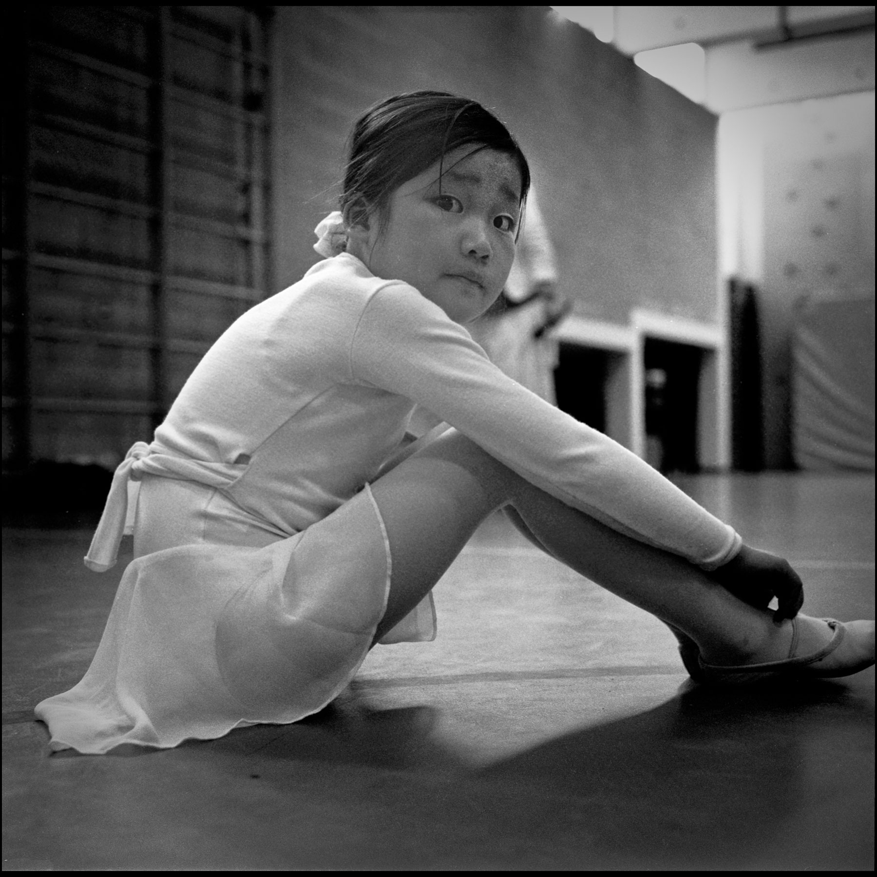 petite-fille-asiatique-danseuse-assise-profil